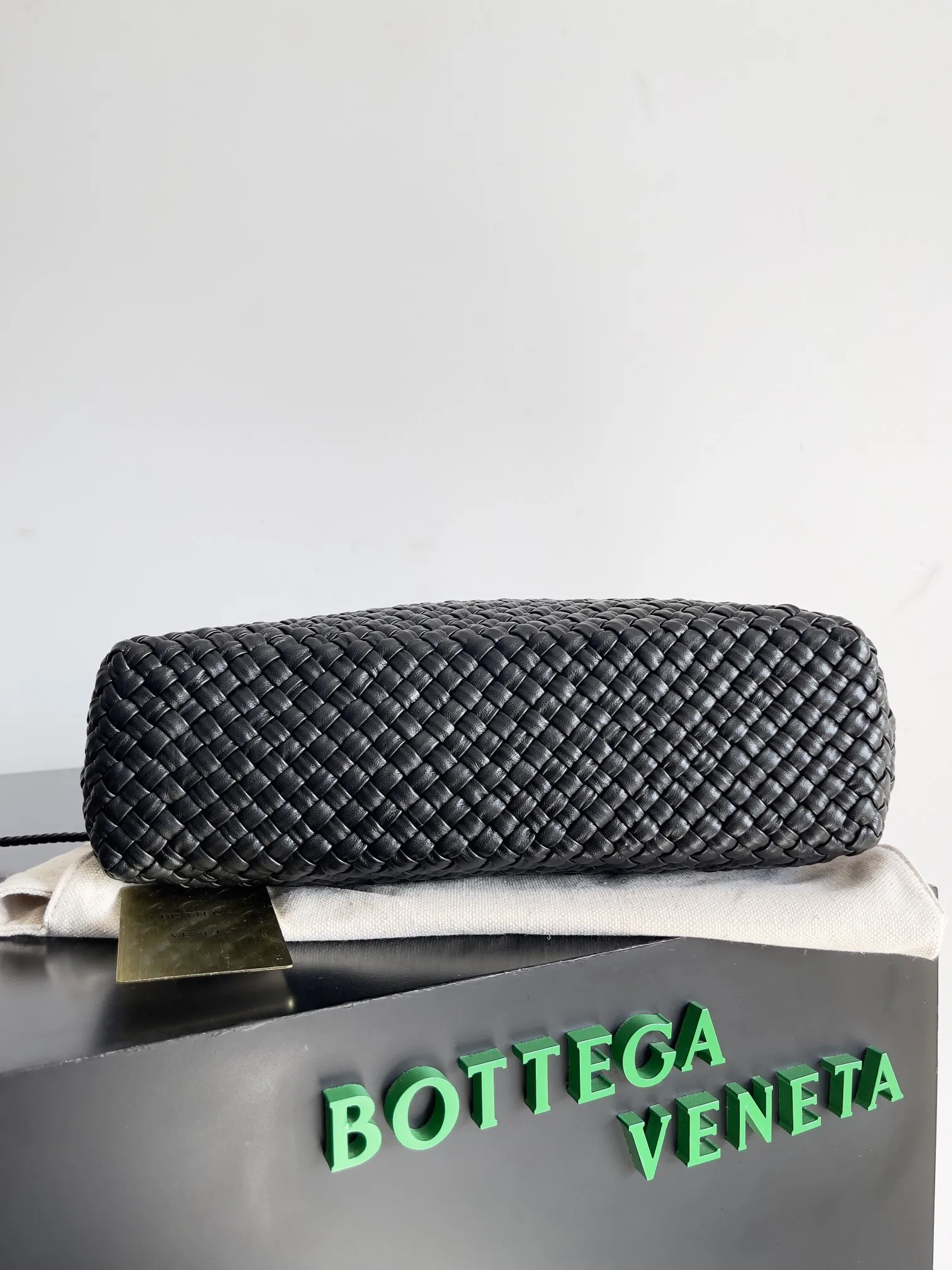 Batch 5760 BV collectible small woven handbags are really YYDS!! Bottega Veneta’s most classic small woven handbags are back! ! We use the highest quality leather with the highest craftsmanship❤️ to create the most expensive works. We have created the original Intrecciato leather weaving process❤️ This unique traditional exclusive leather weaving method has not only become our logo but also reflects the time-consuming and labor-intensive craftsmanship of our products❤️ The new TOSCA handbag must be a selection worth collecting🆕 Style number: 716974 Size: 27*9*18cm